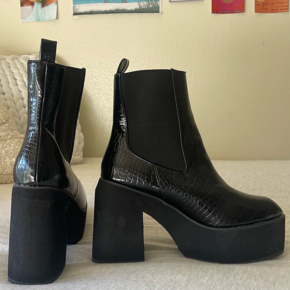 Platform black boots